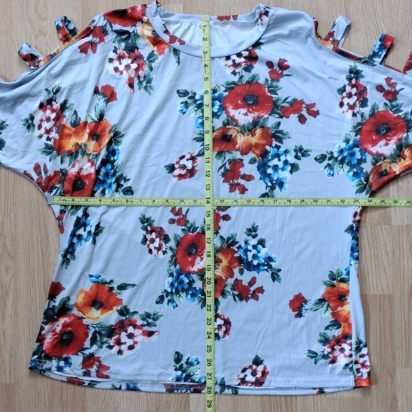 Gorgeous Floral Print Blouse. Soft Comfy Cut-outs on sleeves - Picture 8 of 9